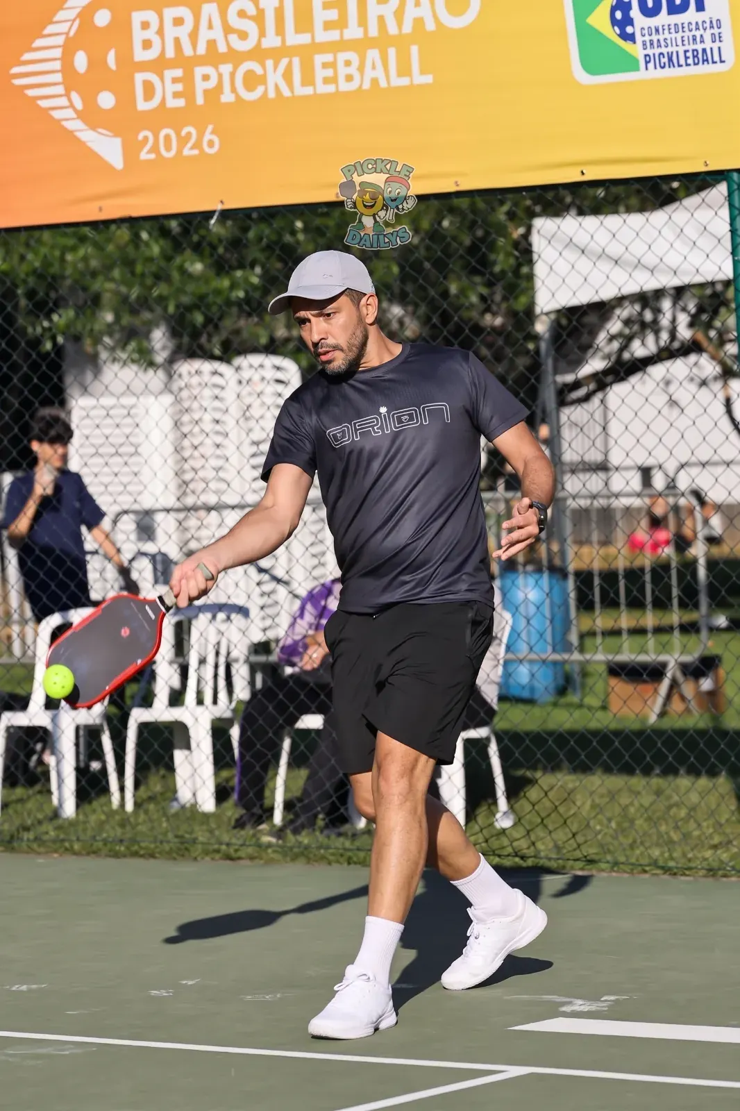Atleta com camisa Orion disputando o Brasileirão de Pickleball 2026