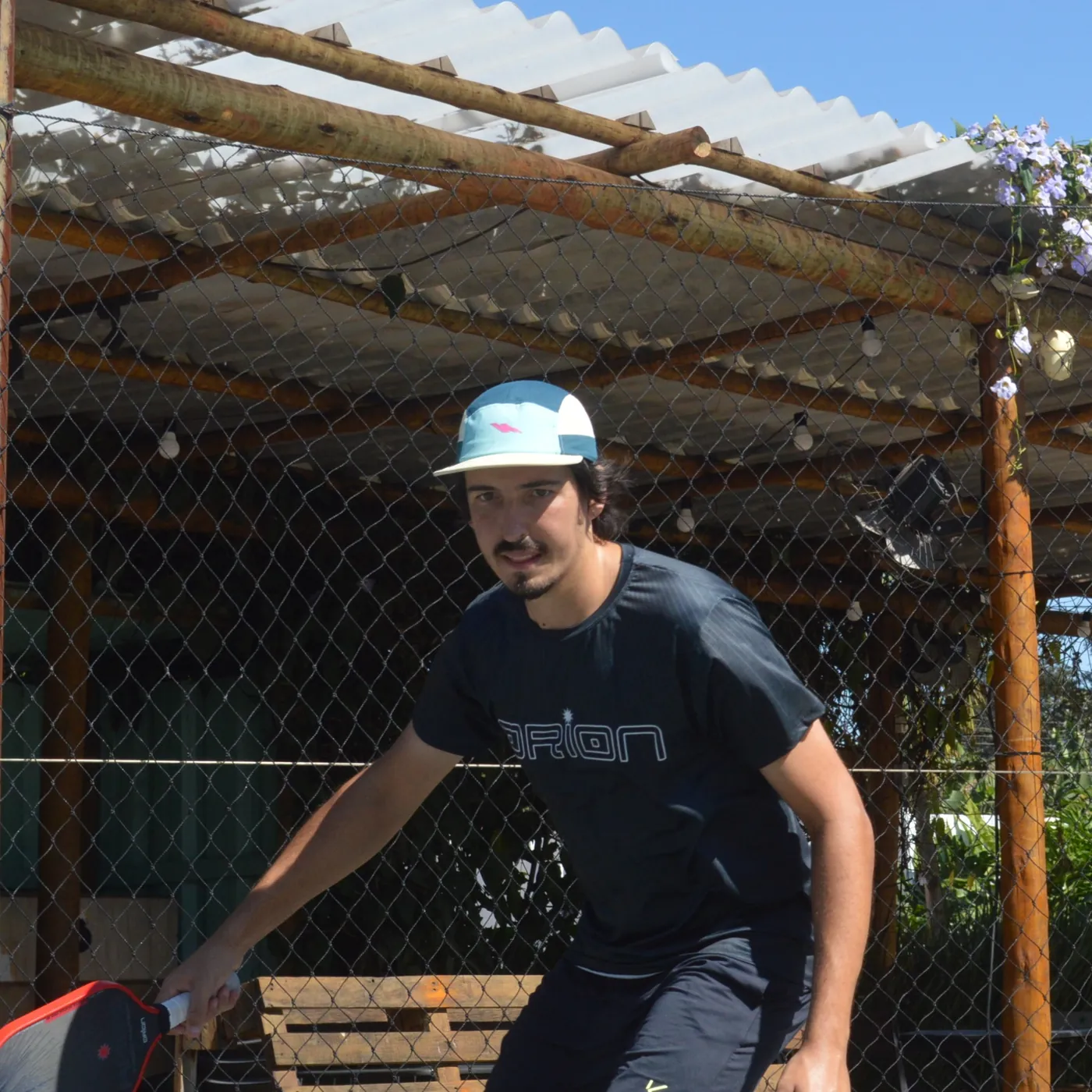 Atleta em posição de espera com a raquete Orion Ares