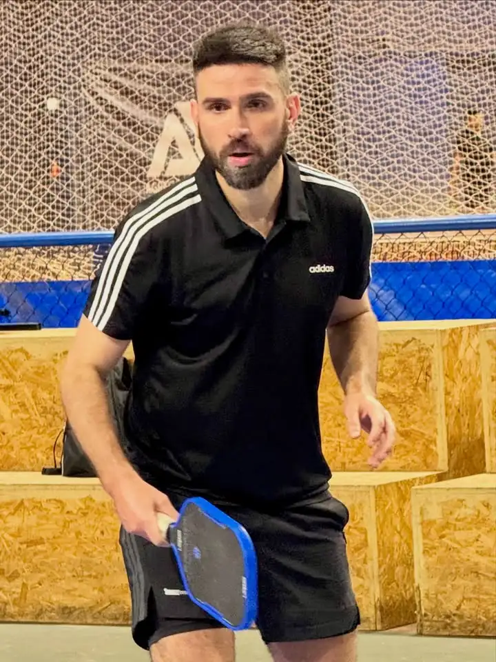 Atleta jogando pickleball com a raquete Orion Vega