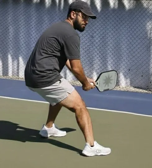 Luís, fundador da Orion, jogando pickleball com uma raquete Orion